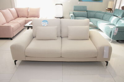 Sofa SWING w kremowej tkaninie typu Bukla